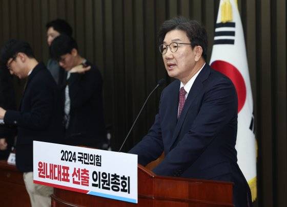 국민의힘 새 원내대표에 선출된 권성동 의원이 12일 오전 국회에서 열린 의원총회에서 당선 인사를 하고 있다. 연합뉴스