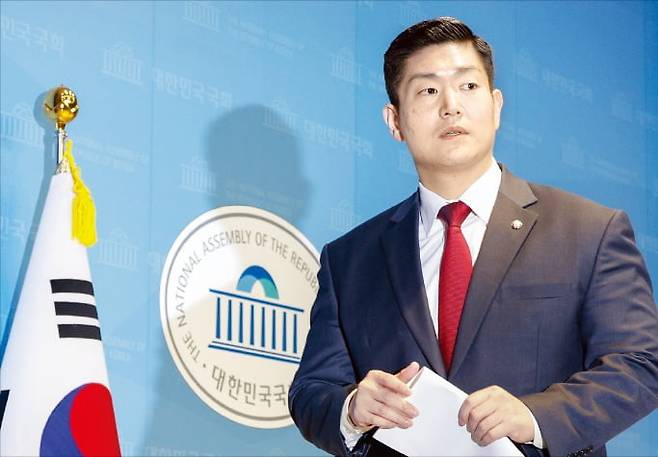 < ‘탄핵 찬성 기자회견’ 연 김재섭 >  김재섭 국민의힘 의원이 11일 국회 소통관에서 윤석열 대통령 탄핵 찬성 기자회견을 마친 뒤 퇴장하고 있다.  뉴스1