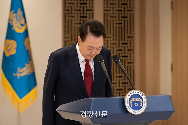 윤석열 대통령이 12일 서울 용산 대통령실청사에서 대국민담화를 하며 인사하고 있다. 대통령실제공