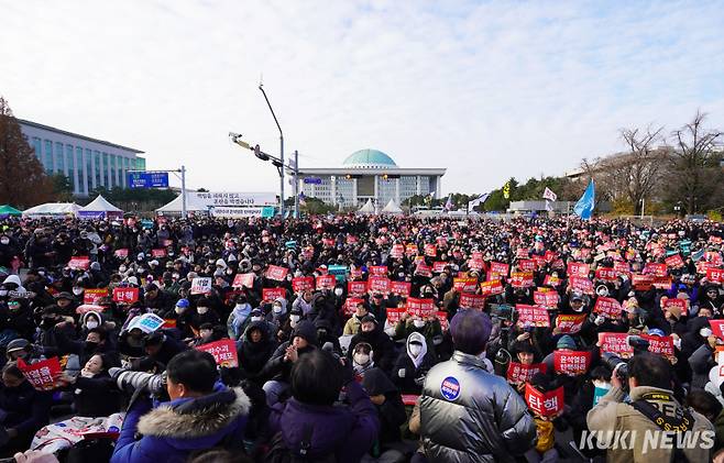 7일 오후 서울 여의도 국회 앞에서 열린 ‘내란죄 윤석열 퇴진! 국민주권 실현! 사회대개혁! 범국민촛불대행진’에서 참가자들이 구호를 외치고 있다. 사진=박효상 기자 