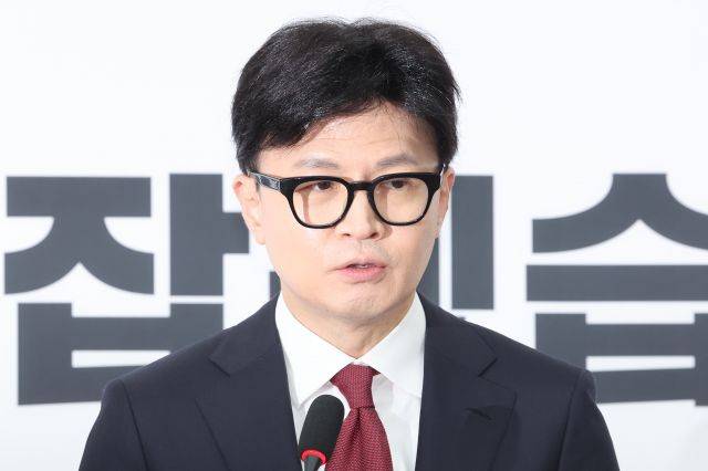 국민의힘 한동훈 대표가 12일 오전 서울 여의도 국회에서 윤석열 대통령 탄핵과 관련한 긴급 기자회견을 하고 있다. 연합뉴스