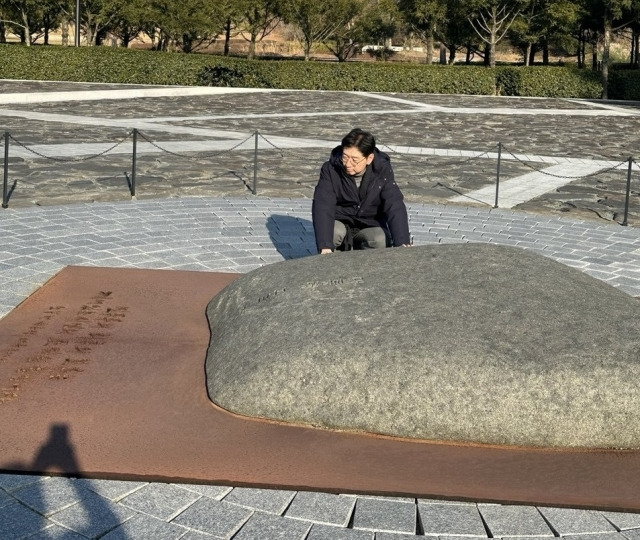 김경수 전 경남지사가 12일 경남 김해 봉하마을에 있는 노무현 전 대통령 묘역을 참배하고 있다. 김 전 지사 측 제공