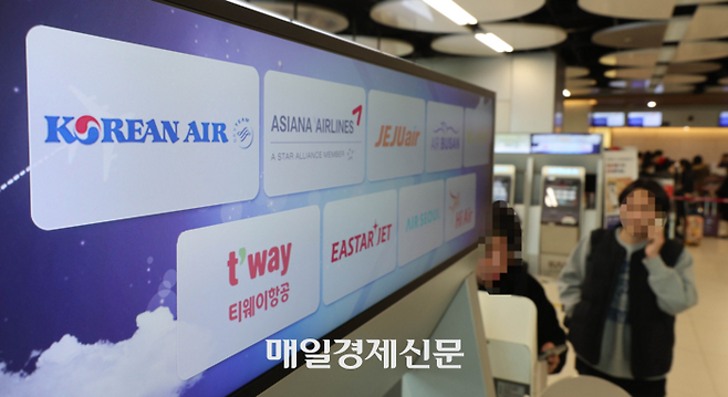 대한항공과 아시아나항공의 합병 절차가 11일 대한항공의 아시아나항공 지분 인수를 끝으로 4년 끝에 마무리 된다. 대한항공은 오는 12일부로 아시아나항공을 자회사로 편입, 주요 임원진 선임을 할 예정이다. 이후 2년간의 독립운영 기간을 두고 ‘통합 대한항공’ 출범을 위한 화학적 통합 수순을 밟을 계획이다.2024.12.11[이충우 기자]