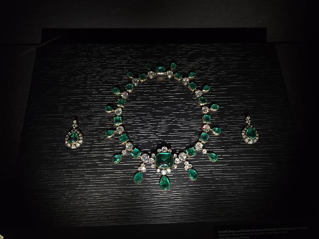 11일 서울 잠실 롯데월드타워에서 열린 ‘The Art of Jewellery : 고혹의 보석, 매혹의 시간’ 전시회에 전시된 주얼리. 정석준 기자