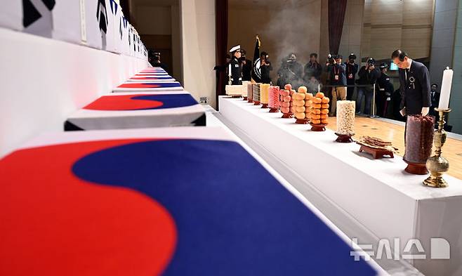 [서울=뉴시스] 이영환 기자 = 한덕수 국무총리가 12일 오전 서울 동작구 국립서울현충원 현충관에서 열린 2024년 6.25 전사자 합동봉안식에 참석해 묵례를 하고 있다. (공동취재) 2024.12.12. photo@newsis.com