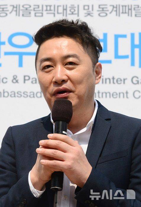 [서울=뉴시스]임태훈 기자 = 28일 오전 서울 중구 롯데백화점 본점에서 열린 2018 평창 공식스토어 오픈 행사에서 홍보대사로 위촉된 개그맨 정찬우가 인사말을 하고 있다. 2017.05.28. taehoonlim@newsis.com