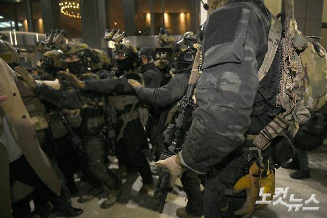 지난 4일 새벽 국회로 진입하는 계엄군의 모습. 박종민 기자