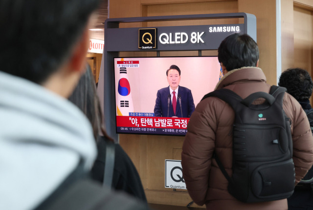 ▲12일 오전 서울역에서 시민들이 윤석열 대통령 담화를 TV로 보고 있다. ⓒ연합뉴스