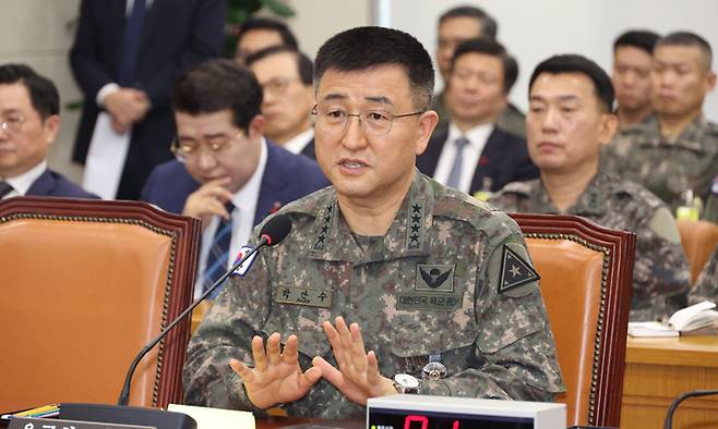 박안수 육군참모총장이 지난 10일 서울 여의도 국회에서 열린 국방위원회의 긴급 현안질의에서 의원 질의에 답하고 있다. 뉴시스