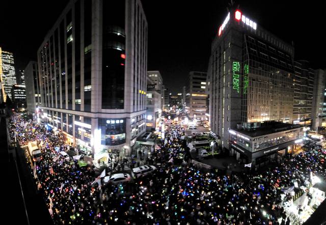 비상계엄 후폭풍이 계속되고 있는 11일 오후 서울 여의도 국회 앞에서 열린 윤석열 대통령 탄핵 촉구 촛불 집회에 참석한 시민들이 국민의힘 당사까지 행진해 둘러싸고 있다. 연합뉴스