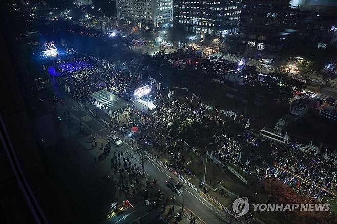 국회 앞에 모인 시민들 (서울=연합뉴스) 서대연 기자 = 10일 오후 서울 영등포구 국회 앞에서 윤석열 대통령 탄핵을 촉구하는 촛불집회가 열리고 있다. 2024.12.10 dwise@yna.co.kr