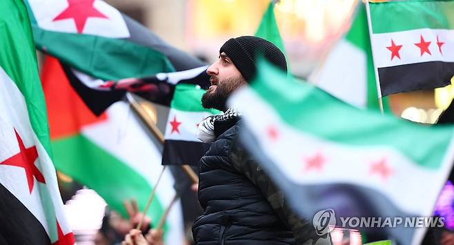 시리아 반군 내전 13년 만에 승리 선언, 환호하는 시리아인들 시리아 반군이 내전 13년 만에 승리를 선언한 지난 8일(현지시간) 스웨덴 스톡홀름시티역 광장에서 시리아인들이 환호하는 모습.