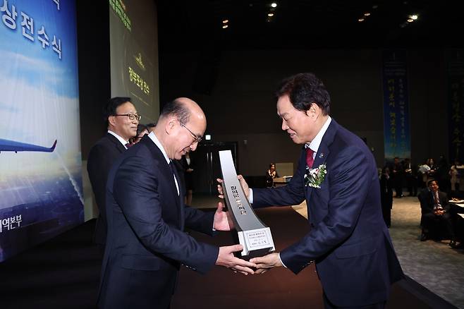 DN솔루션즈, '8억불 수출의 탑' 수상 (서울=연합뉴스) DN솔루션즈 신승렬 상무가 지난 11일 경남 창원 한 호텔에서 열린 포상 전수식에서 박완수 경남지사로부터 '8억불 수출의 탑'을 받고 있다. 2024.12.12 [DN솔루션즈 제공. 재판매 및 DB 금지]