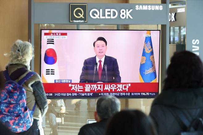 12일 오전 서울역에서 시민들이 윤석열 대통령 담화를 TV로 보고 있다.(사진=연합뉴스)