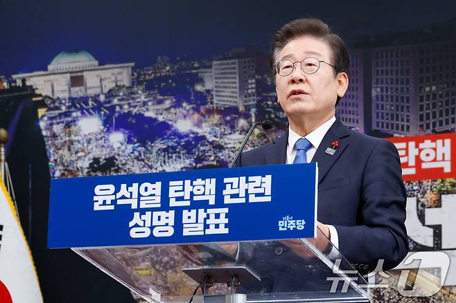 이재명 더불어민주당 대표가 13일 오전 서울 여의도 국회에서 윤석열 탄핵 관련 성명을 발표하고 있다. 2024.12.13/뉴스1 ⓒ News1 안은나 기자