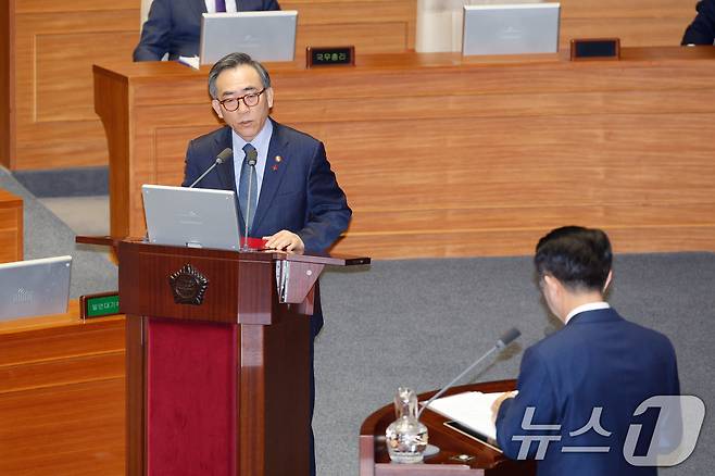 조태열 외교부 장관이 13일 오후 서울 여의도 국회에서 열린 제419회국회(임시회) 제3차 본회의에서 조정식 더불어민주당 의원의 윤석열 대통령 위헌적 비상계엄 선포 내란행위 관련 긴급현안질문에 답하고 있다. 2024.12.13/뉴스1 ⓒ News1 안은나 기자