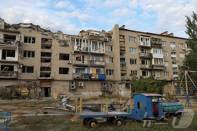 17일(현지시간) 우크라이나 포크로우스크의 아파트 빌딩 일부가 러시아군 공격으로 무너져 있다. 2024.09.17 ⓒ 로이터=뉴스1 ⓒ News1 김지완 기자