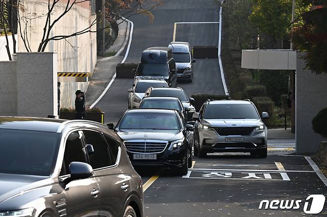 윤석열 대통령이 8일 서울 용산구 한남동 관저에서 차량을 타고 첫 출근하고 있다. (대통령실 제공) 2022.11.8/뉴스1 ⓒ News1 오대일 기자