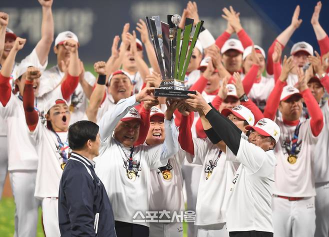 KIA 심재학 단장과 이범호 감독이 광주-기아 챔피언스 필드에서 열린 한국시리즈 시상식에서 우승트로피를 받고 있다. 광주 | 최승섭기자 thunder@sportsseoul.com