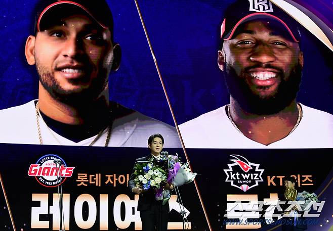 13일 오후 서울 삼성동 코엑스 오디토리움에서 2024 KBO골든글러브 시상식이 열렸다. 외야수 부문 골든글러브 수상하는 구자욱. 삼성동=송정헌 기자songs@sportschosun.com/2024.12.13/