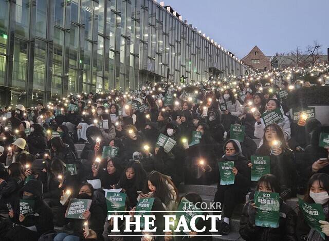 이화여대 총학생회는 이날 서울 서대문구 이화여대 캠퍼스 안 이화캠퍼스복합단지(ECC)에서 전체학생총회를 열고 '윤석열 대통령 비상 계엄에 따른 탄핵 요구안'을 투표 참여 인원 2453명 중 2447명, 99.7% 찬성으로 통과시켰다. / 이다빈 인턴기자