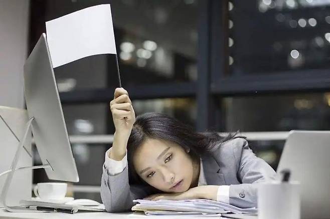 996근무제로 지친 직장인의 모습 [사진출처=바이두]