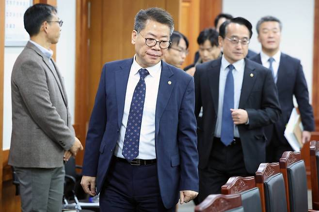 김용빈 중앙선관위 사무총장이 12일 오전 경기 과천시 중앙선거관리위원회에서 열린 계엄군의 선관위 침탈 관련 야당 행정안전위원회와의 간담회에 참석하고 있다. 2024.12.12/뉴스1