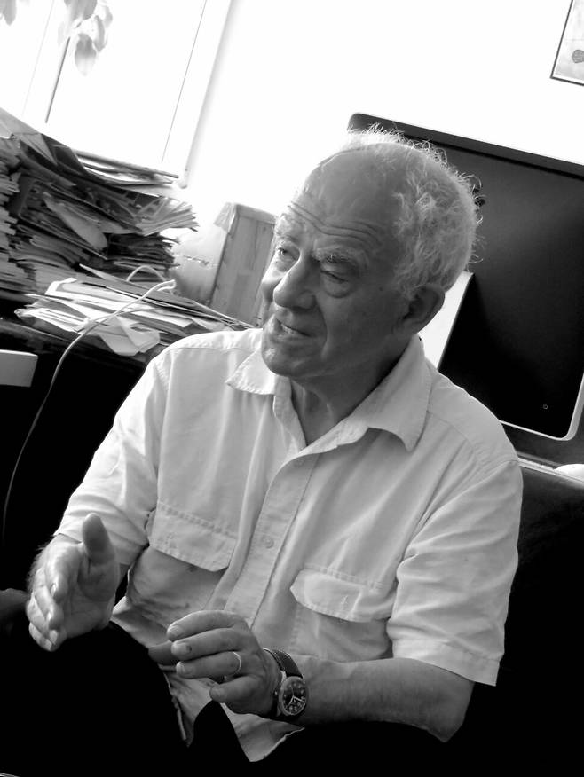 스티븐 룩스가 2014년 7월 튀르키예 이스탄불에서 한 잡지와 인터뷰를 하는 모습. 위키미디어 코먼스