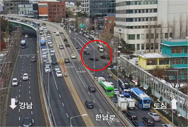 지난달 29일 오후 1시9분, 서울 용산구 한남동 대통령 관저에서 윤석열 대통령이 실제 탑승한 것으로 추정되는 ‘진짜 출근’ 차량 행렬(붉은 동그라미)이 이동하고 있다. 경찰청 도시교통정보센터 폐회로티브이(CCTV) 영상 갈무리