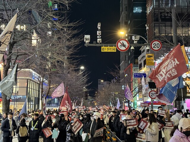 13일 전국에서 모인 4500여명의 대학생이 서울 서대문구 신촌 연세로 일대에서 ‘윤석열 대통령 불법계엄 규탄 및 퇴진 요구를 위한 전국 대학생 총궐기 집회’에 참여하고 있다. 정봉비 기자