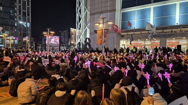 13일 저녁 울산 남구 삼산동 롯데백화점 앞에서 윤석열 정권 퇴진 집회가 열렸다. 주성미 기자