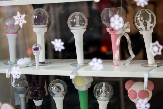 9일 서울 시내 K팝 용품 판매점에 아이돌 그룹 응원봉이 진열되어 있다. 뉴시스