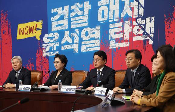 조국혁신당 김선민 당대표 권한대행이 13일 국회에서 열린 기자간담회에서 발언하고 있다. 2024.12.13 [사진=연합뉴스]