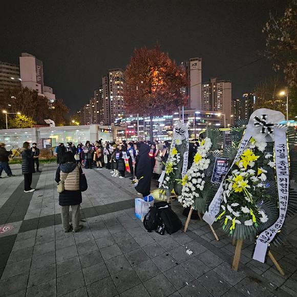 더불어민주당 서울 서초구 지역사무실 관계자들이 지난 12일 서초구 반포쇼핑타운 8동 앞 조은희 의원사무실 인근에서 윤석열 대통령 탄핵 촉구 집회를 열고 있다. [사진=더불어민주당 서초갑, 더불어민주당 강남을, 서초강남촛불행동, 조은희를 부끄러워하는 서초주민 모임, 더불어민주당 서초을, 더불어민주당 소상공인연합]
