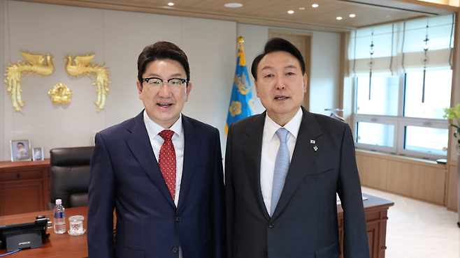 국민의힘 새 원내대표 권성동 의원과 윤석열 대통령 자료 사진.