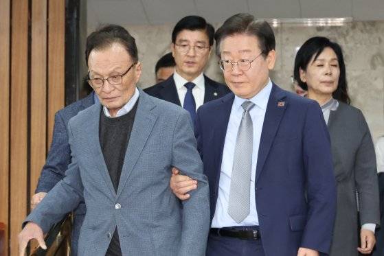 지난 11월 이해찬 전 더불어민주당 대표가 이재명 대표와 함께 외교안보통일자문회의 출범식에 참석했다. 연합뉴스