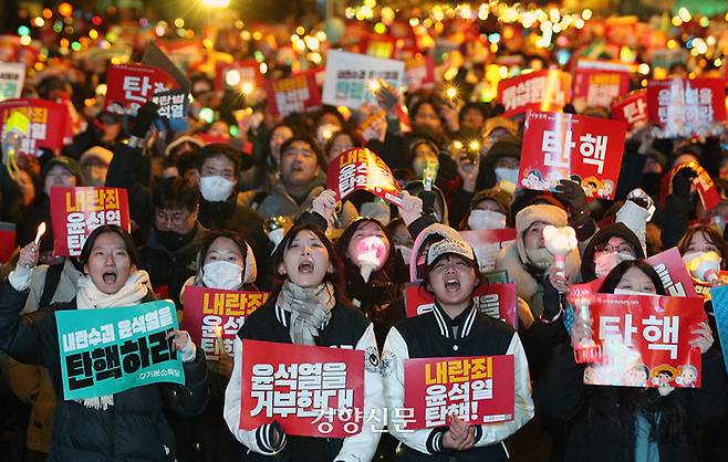 7일 오후 서울 여의도 국회 앞에서 열린 ‘내란죄 윤석열 퇴진! 국민주권 실현! 사회대개혁! 범국민촛불대행진’에서 참석자들이 관련 구호를 외치고 있다. 2024.12.7 권도현 기자