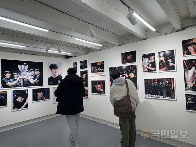 LCK 사진전을 보고 있는 관람객 모습.