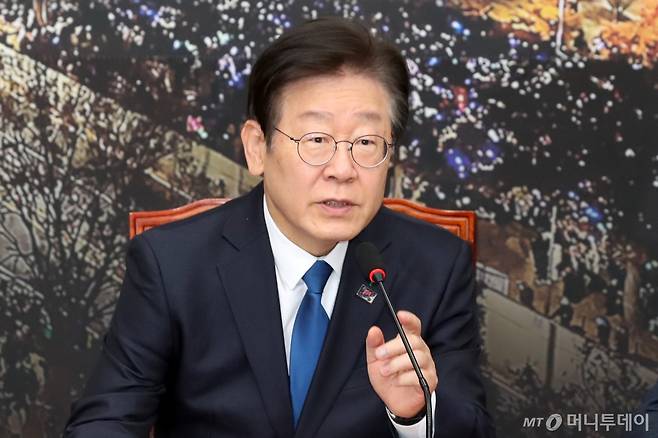 (서울=뉴스1) 이광호 기자 = 이재명 더불어민주당 대표가 12일 오전 서울 여의도 국회에서 열린 최고위원회의에서 발언하고 있다. 2024.12.12/뉴스1  Copyright (C) 뉴스1. All rights reserved. 무단 전재 및 재배포,  AI학습 이용 금지. /사진=(서울=뉴스1) 이광호 기자