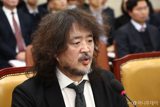 (서울=뉴스1) 김민지 기자 = 방송인 김어준 씨가 13일 오전 서울 여의도 국회에서 열린 과학기술정보방송통신위원회 전체회의에서 출석해 의원 질의에 답변하고 있다. 2024.12.13/뉴스1  Copyright (C) 뉴스1. All rights reserved. 무단 전재 및 재배포,  AI학습 이용 금지. /사진=(서울=뉴스1) 김민지 기자