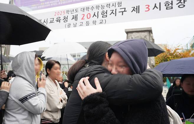 2025학년도 수학능력시험이 종료된 지난달 14일 서울 광진구 아차산로 광남고등학교 시험장에서 한 수험생이 가족에게 격려를 받고 있다. 사진은 기사와 무관./사진= 머니S