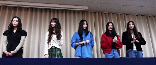 소속사 어도어에게 전속계약 해지를 선언한 뉴진스가 가족법인을 설립할 가능성이 제기되자 법조계에서는 계약 위반에 해당한다는 입장을 보였다. 사진은 지난달 28일 서울 강남구에서 긴급 기자회견을 하고 있는 뉴진스의 모습. /사진=임한별 기자