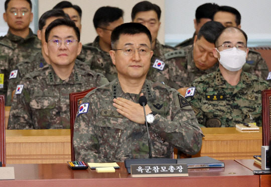 박안수 육군참모총장이 10일 오전 서울 여의도 국회에서 열린 국방위원회 윤석열 대통령 비상계엄 사태 관련 긴급 현안질의에 출석해 자리하고 있다. 왼쪽부터 이진우 수방사령관, 박 총장, 곽종근 특수전사령관. 뉴시스