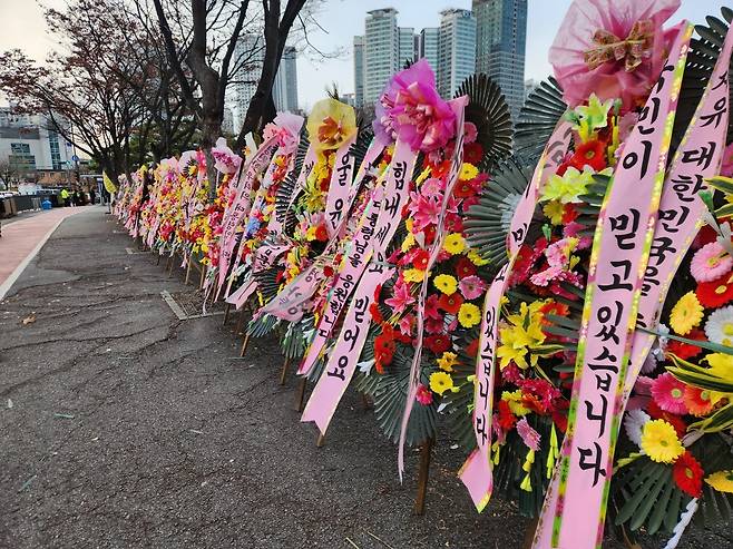 12일 오후 용산 대통령실 맞은편 전쟁기념관 앞에 윤석열 대통령 지지 화환이 늘어서 있다.