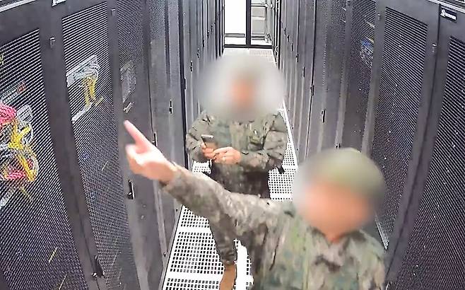 지난 3일 계엄령 선포 당시 선거관리위원회에 투입된 계엄군이 선관위 시스템 서버를 촬영하는 CCTV 장면. [선거관리위원회]