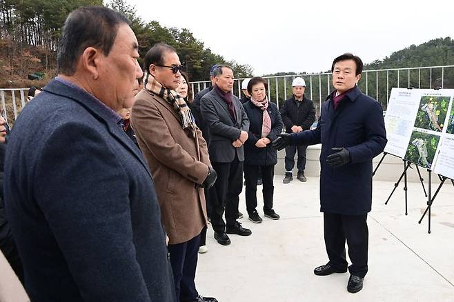 [진주=뉴시스]조규일 진주시장, ‘안락공원 현대화사업’ 1단계 사업 완료 현장점검.(사진=진주시 제공).2024.12.13.photo@newsis.com *재판매 및 DB 금지