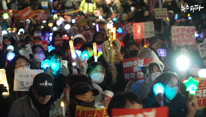 2024년 12월 비상계엄 사태 이후 시민들이 모여 응원봉을 흔들며 대중가요 리듬에 맞춰 탄핵 구호를 외치는 집회 현장의 풍경은 케이팝 콘서트를 연상시킨다.