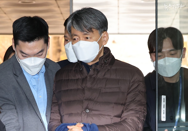 ‘12·3 윤석열 내란’관련, 내란 주요 임무 종사 혐의를 받는 조지호 경찰청장이 13일 오후 서울중앙지법에서 열린 구속 전 피의자 심문(영장실질심사)을 받기 위해 출석하고 있다 (출처 : 연합뉴스)