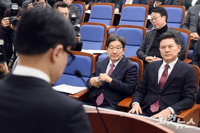 12일 서울 여의도 국회에서 열린 국민의힘 원내대표 선출을 위한 의원총회에서 후보자로 나선 권성동 의원과 김태호 의원이 한동훈 대표의 발언을 바라보고 있다. 윤창원 기자