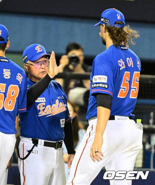 [OSEN=잠실, 지형준 기자] 한화 김경문 감독이 라이언 와이스와 승리를 기뻐하고 있다. 2024.07.28 / jpnews@osen.co.kr